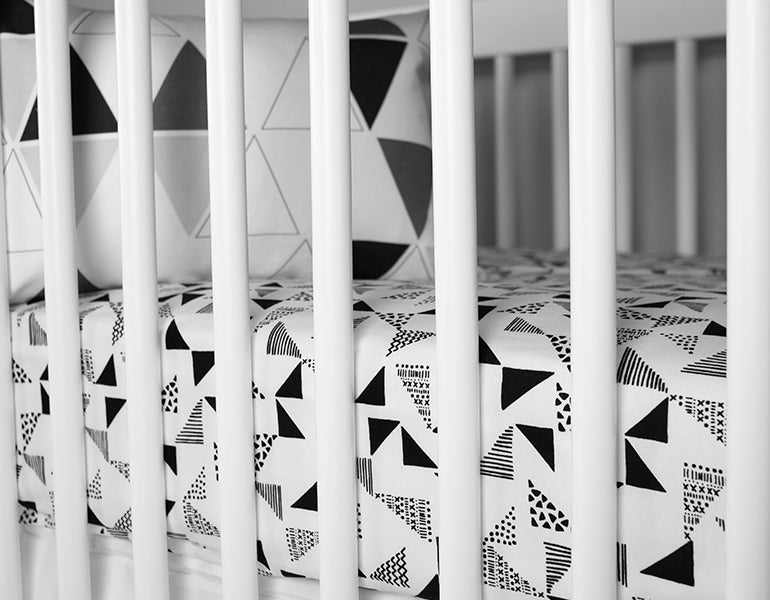 Multi Triangle Fitted Crib Sheet Black and White - Olli+Lime