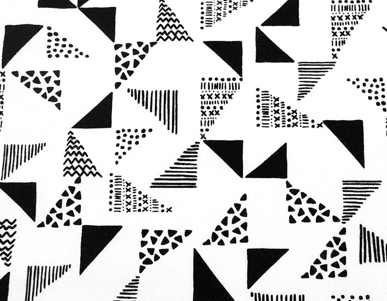 Multi Triangle Crib Blanket - Black and White - Olli+Lime