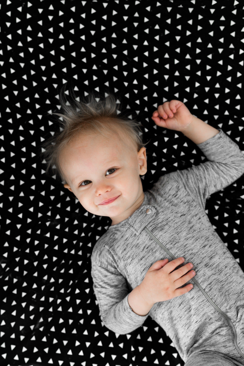 Triangle Fitted Crib Sheet Black and White - Olli+Lime